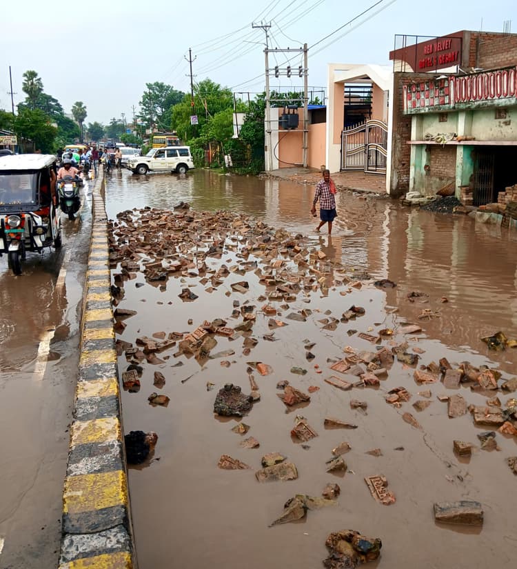Samastipur News:सड़क पर जल जमाव से खतरा
