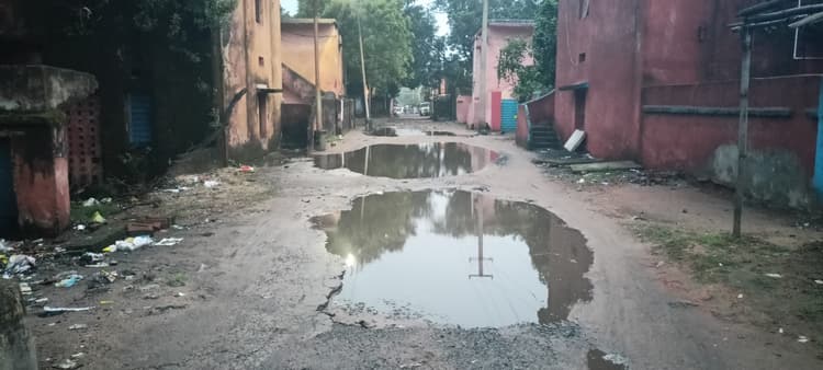 चितरा: बारिश से कोलियरी में कोयला उत्पादन प्रभावित, कीचड़मय हुईं सड़कें