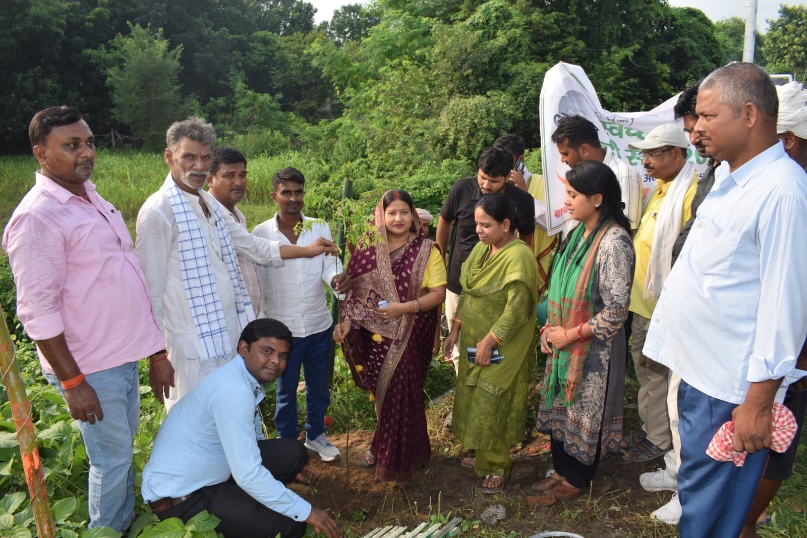 नगर प्रशासन ने किया पौधारोपण