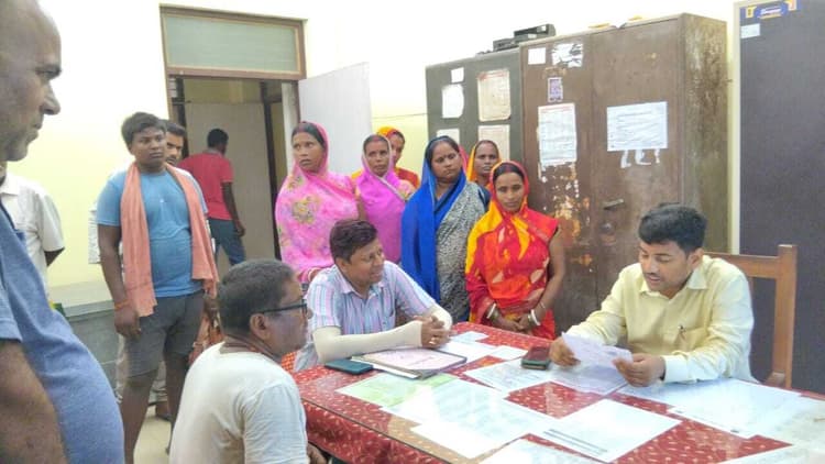 मुख्यमंत्री महिला रोजगार योजना का लाभ दिलाने के नाम पर अवैध वसूली