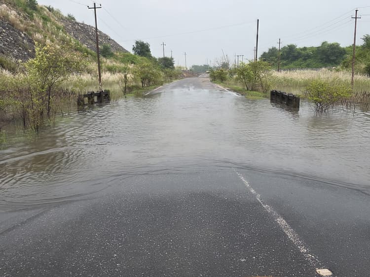 चितरा में ओबी डंप के पास जल जमाव से हो रही परेशानी