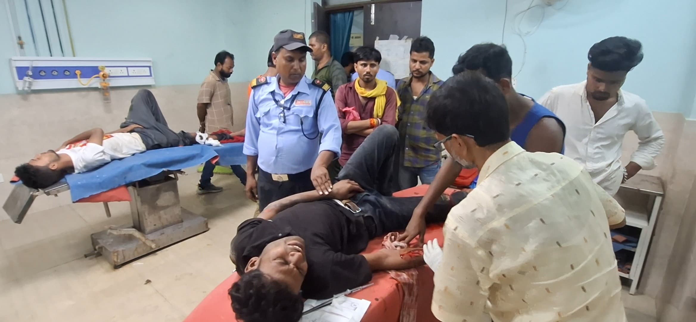 त्रिवेणीगंज अस्पताल में डॉक्टर गायब, एएमटी कर रहे इलाज