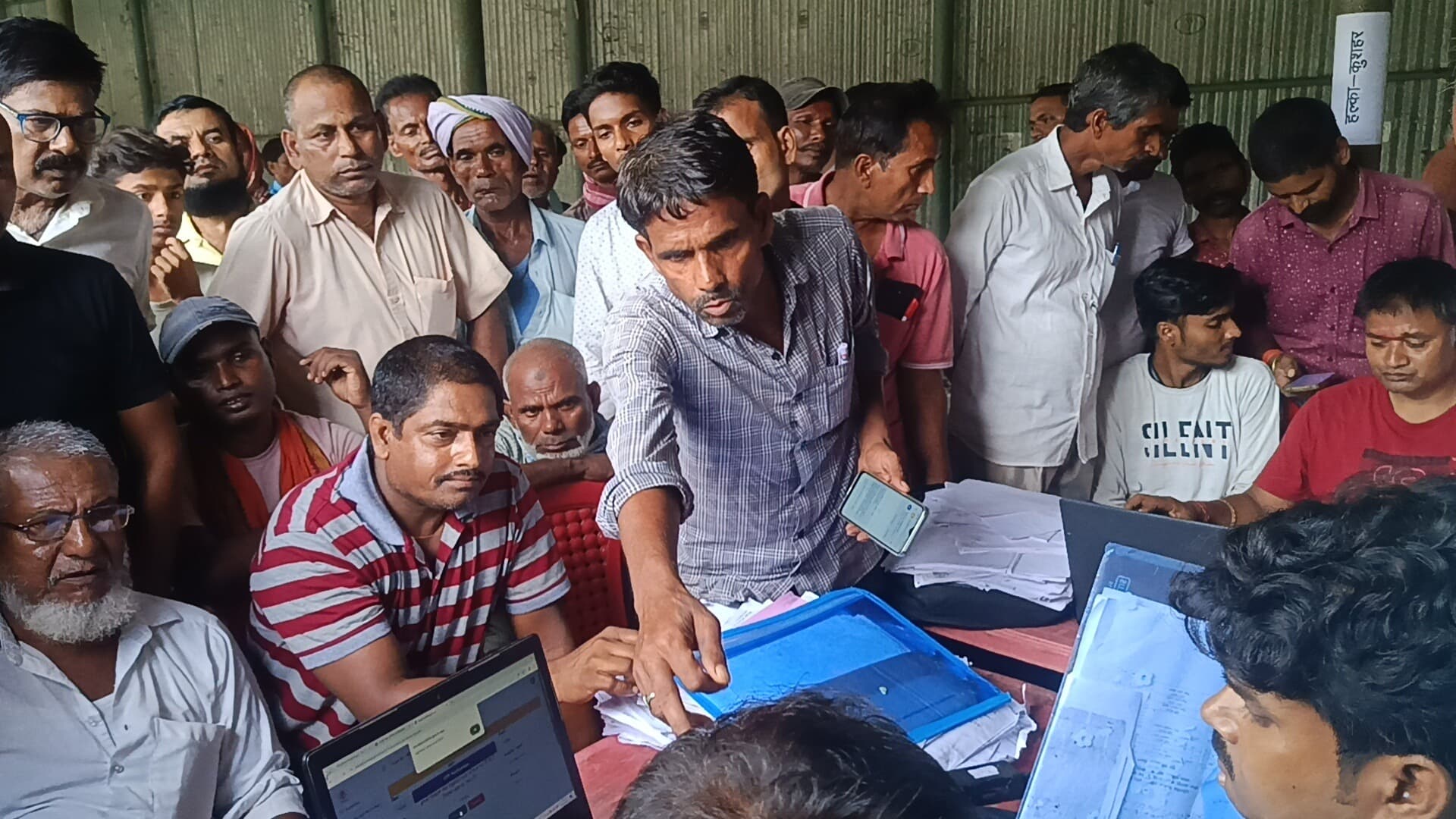 महा राजस्व अभियान के विशेष शिविर में उमड़ी रैयतों की भीड़