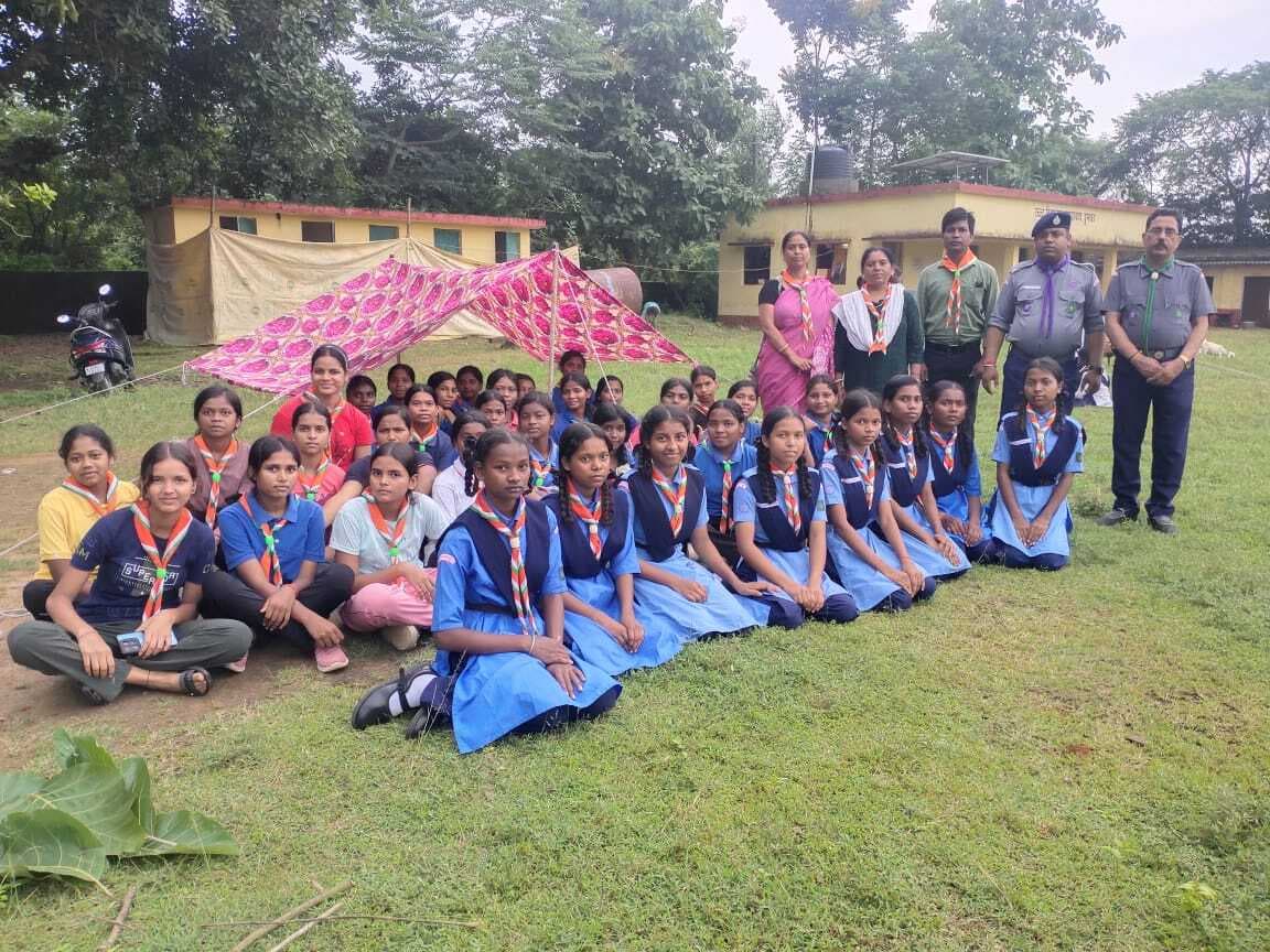 स्काउट एवं गाइड का तीन दिवसीय शिविर हाइस्कूल कुमडाबाद में प्रारंभ