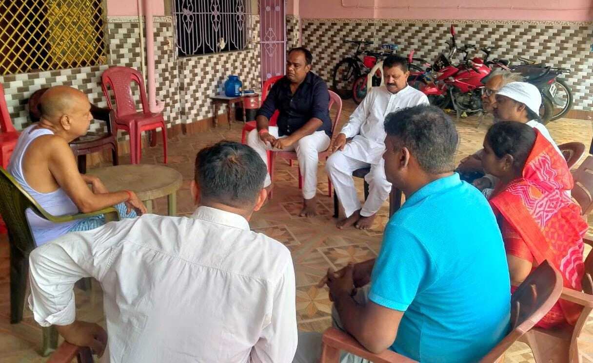 मृतक के परिजनों से मिले विधायक, ढाढस बंधाया