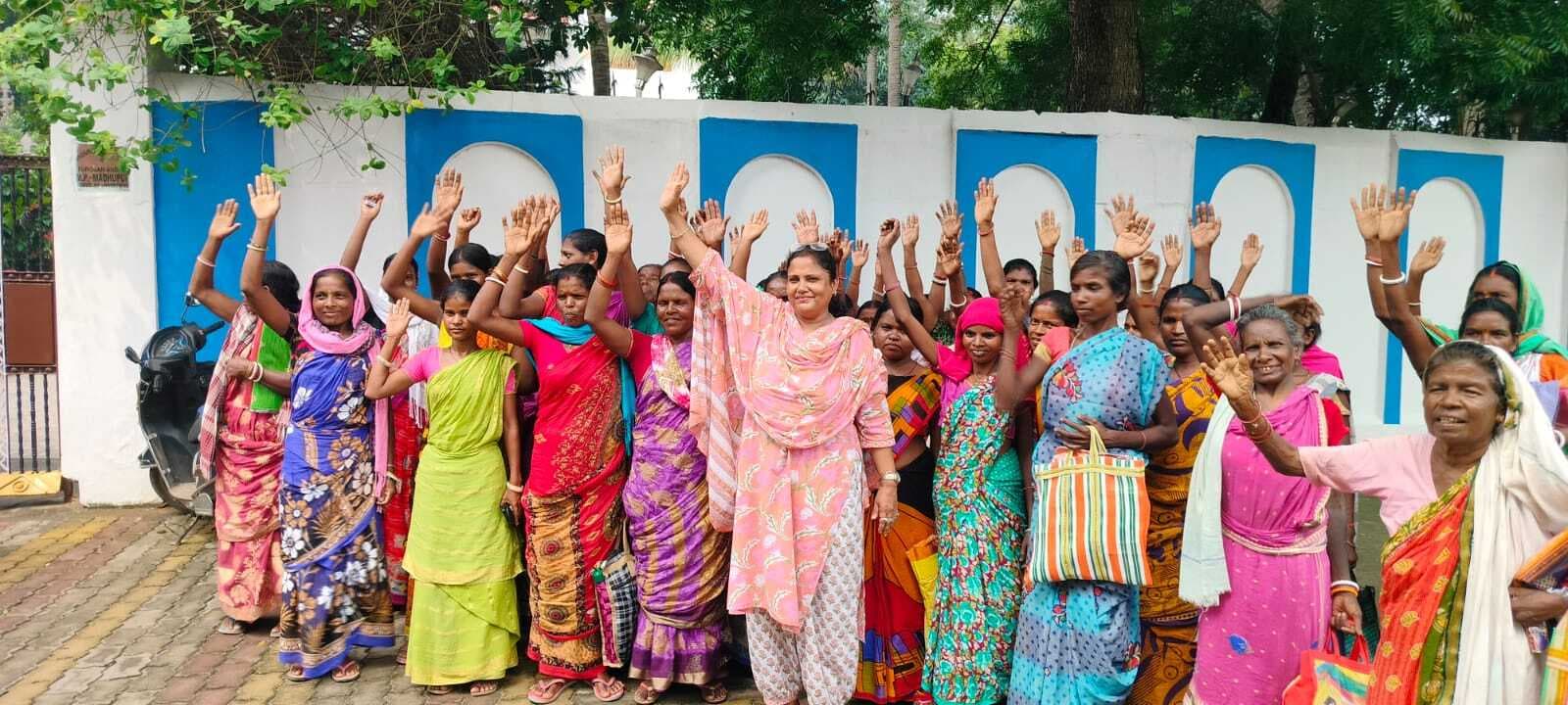 महिलाओं के बीच किया गया वस्त्र वितरित