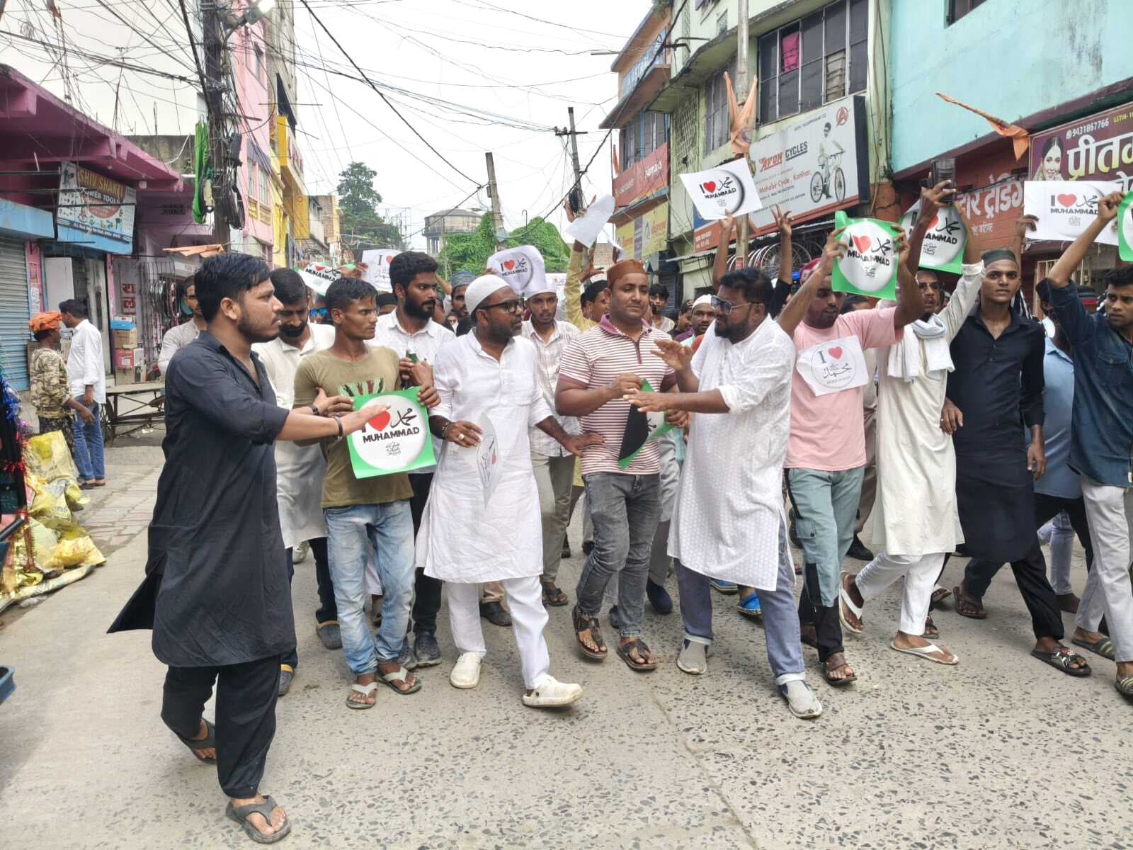 बैनर हटाने और फाड़ने के विरोध में निकाला जुलूस