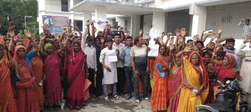 दिलारपुर के बाढ़ पीड़ितों ने वार्ड सदस्य पर अनियमितता का लगाया आरोप