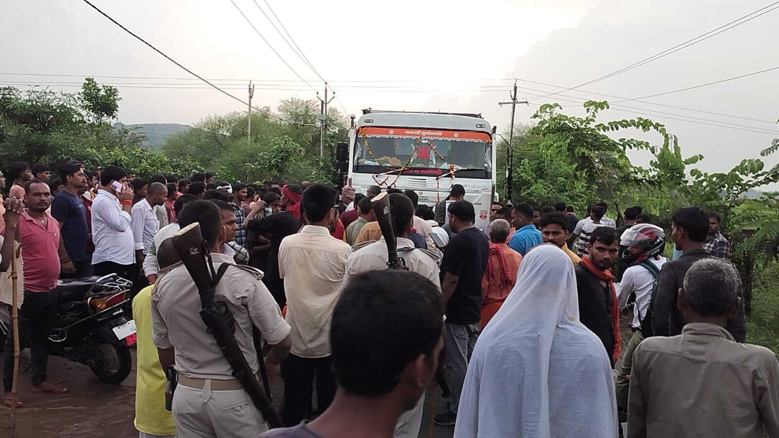 बेलगाम ट्रक ने बाइक सवार तीन लोगों को रौंदा, एक महिला की मौत, दो गंभीर