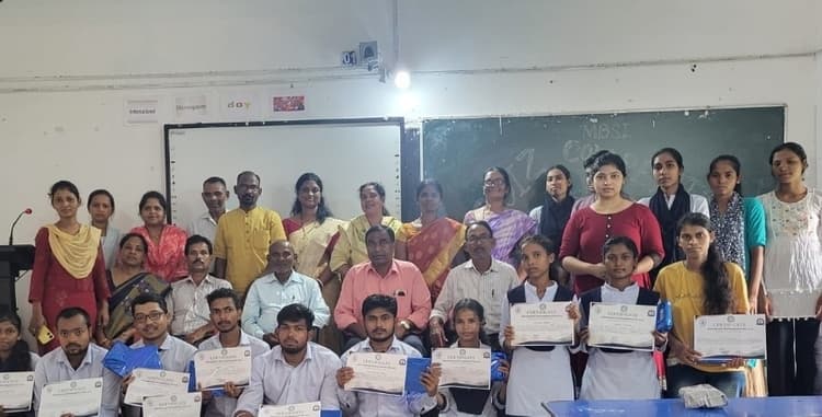 सूक्ष्म जीव दिवस पर पोस्टर प्रदर्शनी, नाटक व प्रश्नोत्तरी प्रतियोगिता