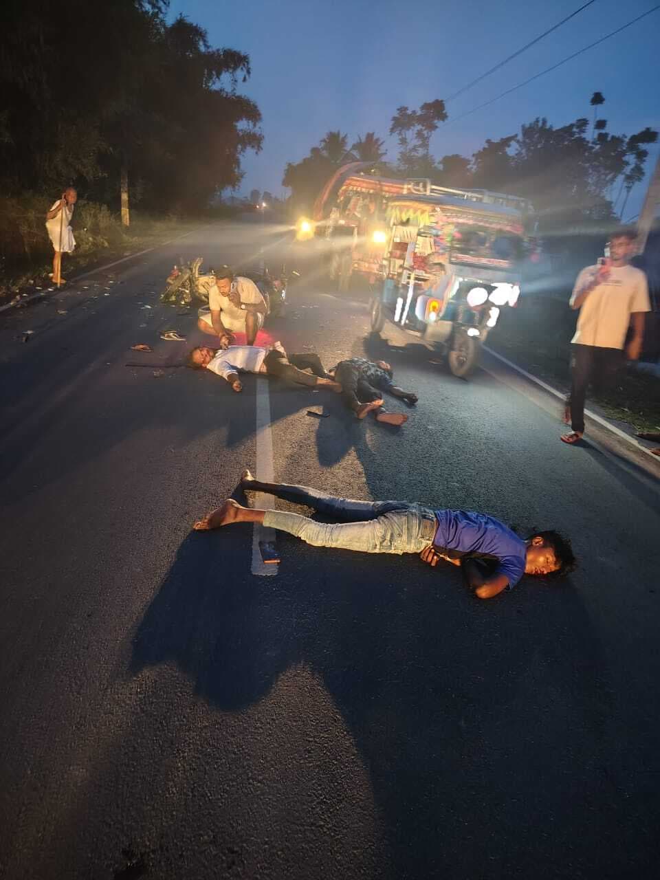 ट्रक की चपेट में आकर बाइक सवार की मौत, दो युवक गंभीर रूप से घायल