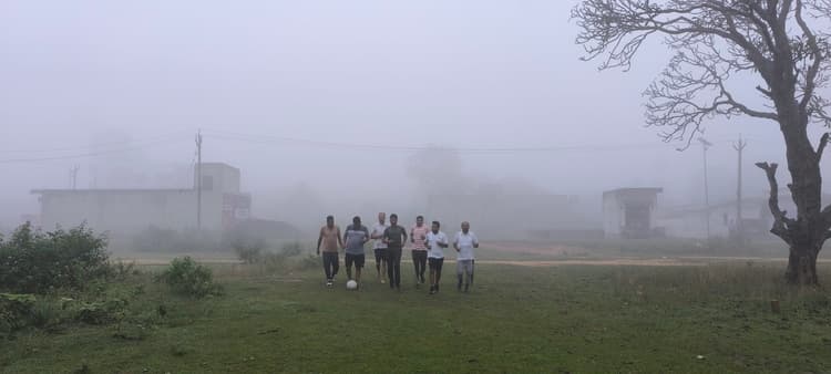 Giridih News :गिरिडीह में मौसम का बदला मिजाज, सुबह कोहरे के बाद हुई बारिश