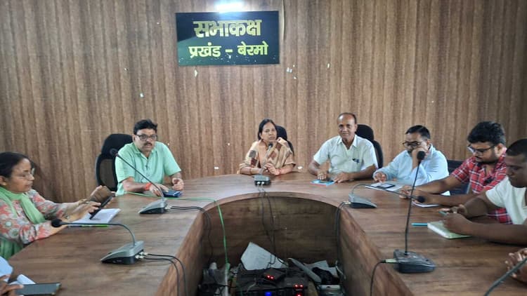 Bokaro News : अनुपस्थित अधिकारियों को शोकॉज करने की मांग
