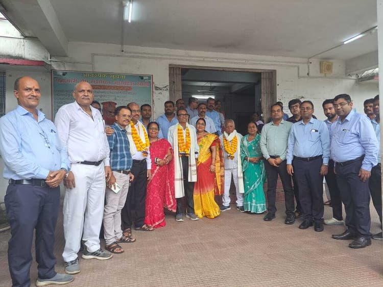 Bokaro News : तीन सेवानिवृत्त कर्मियों को दी गयी विदाई