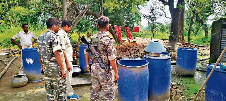 Seraikela Kharsawan News : गोपालपुर जंगल में शराब की भट्ठियां ध्वस्त, महुआ-जावा नष्ट