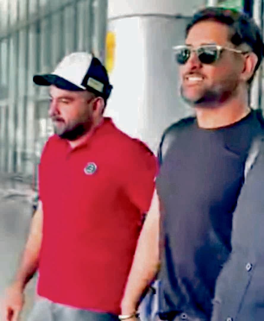 विज्ञापन की शूटिंग के लिए कोलकाता पहुंचे धोनी