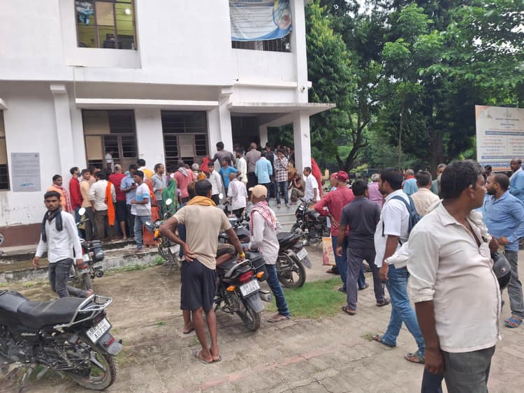 Samastipur News:शिविर से वंचित लोग पहुंचे प्रखंड मुख्यालय