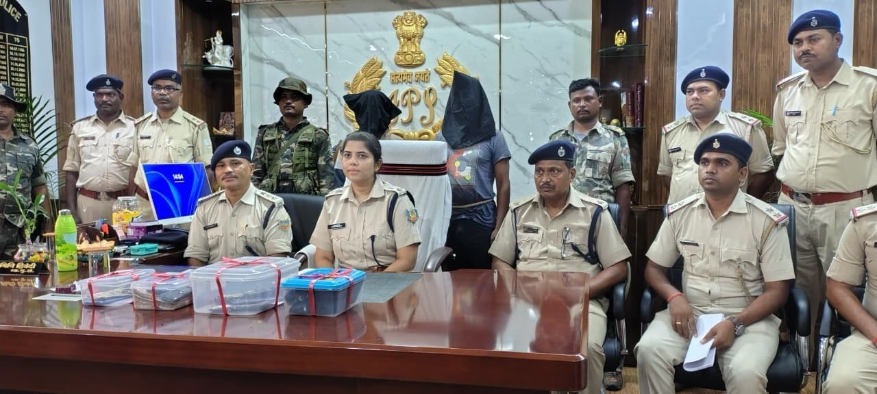 लूट के दो आरोपी गिरफ्तार, 1.19 लाख बरामद, देसी कट्टा व गोलियां भी बरामद