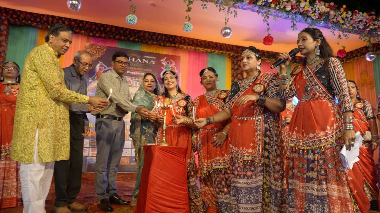 Motihari: अखिल भारतीय मारवाड़ी महिला सम्मेलन की डांडिया नाइट में जमकर थिरके शहरवासी