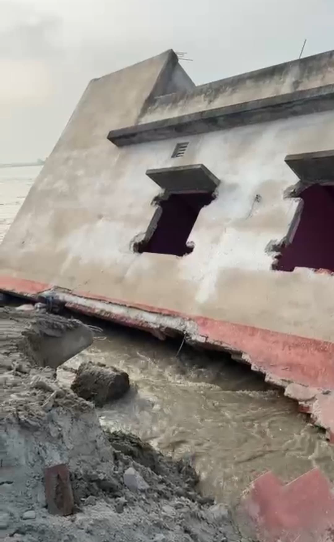 कोशी का कहर : लालगंज में उजड़े आशियाने, शिविर भी नदी में समाया