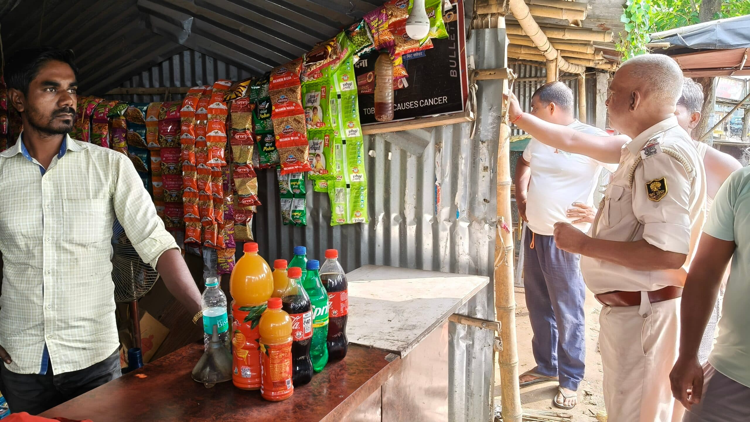 दो दुकानों से नकदी सहित सामान की चोरी