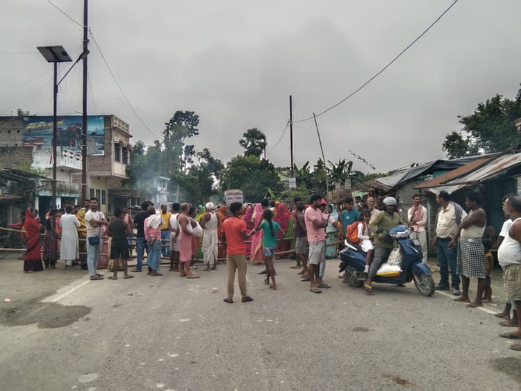 Samastipur News:बिजली सप्लाई ठप रहने से नाराज ग्रामीणों ने किया सड़क जाम