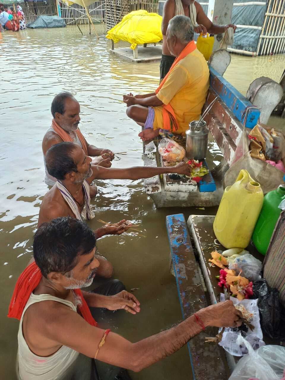गंगा घाट पर पुरखों के आत्मा की शांति के लिए किया तर्पण