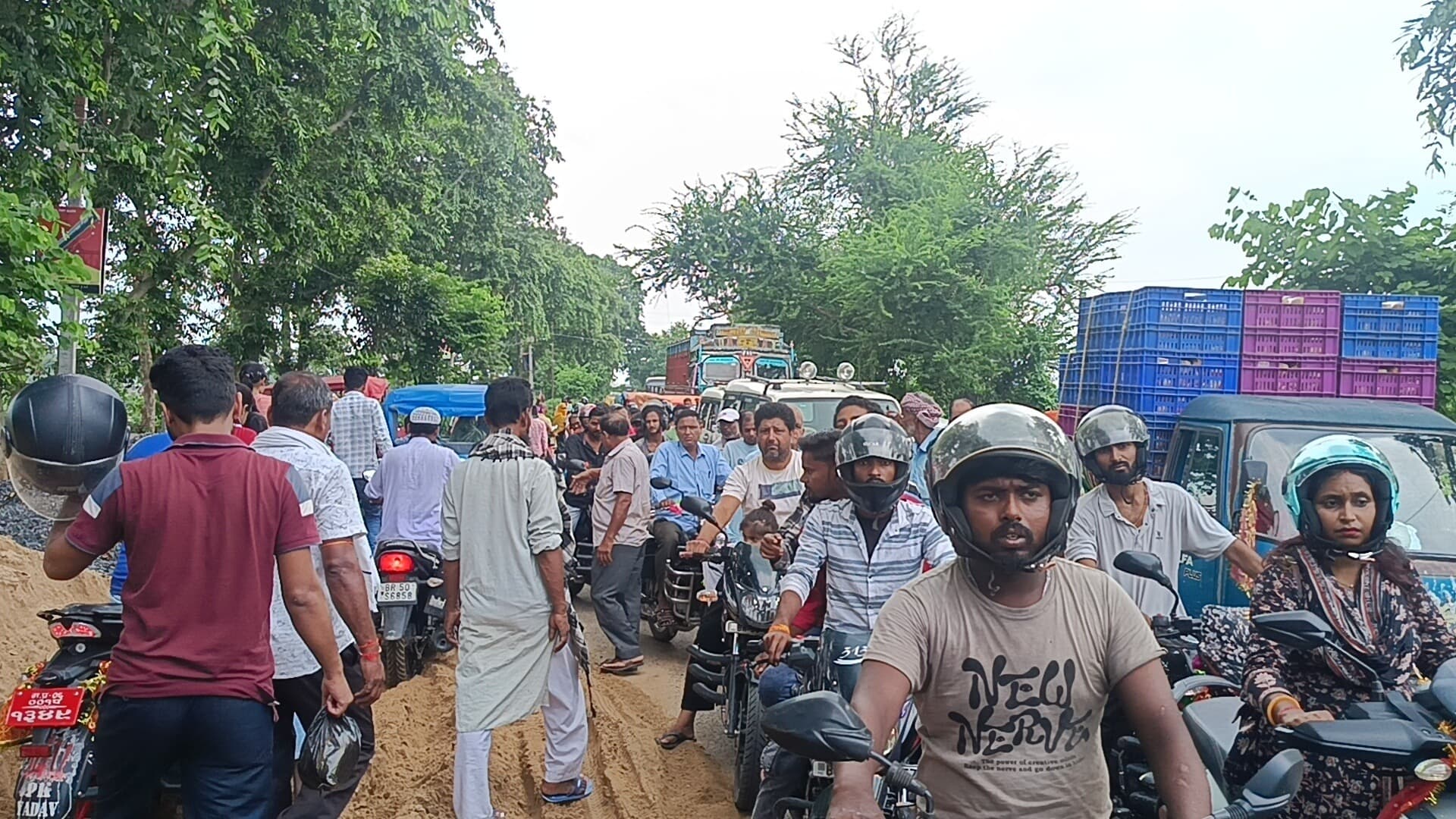 वीरपुर-भीमनगर बॉर्डर पर फंसा ट्रक, घंटों जाम में फंसे परीक्षार्थी