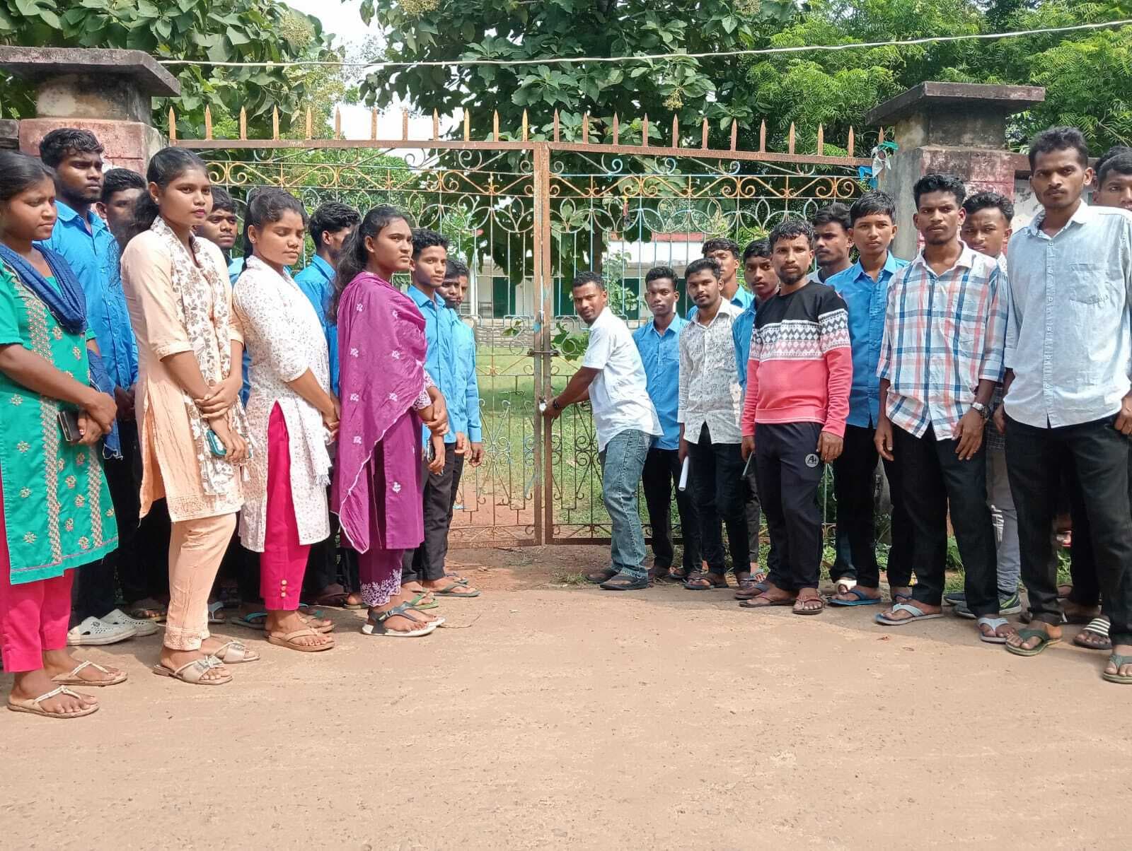 बीएड में नामांकन शुल्क वृद्धि के खिलाफ कॉलेज में तालाबंदी