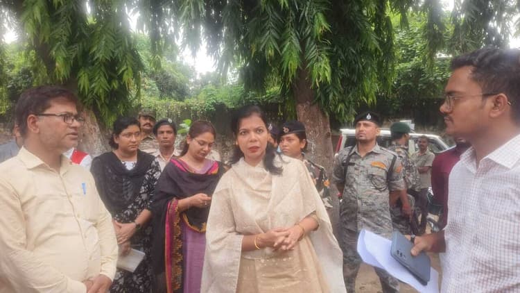 hajipur news. डिस्पैच सेंटर का डीएम ने किया निरीक्षण