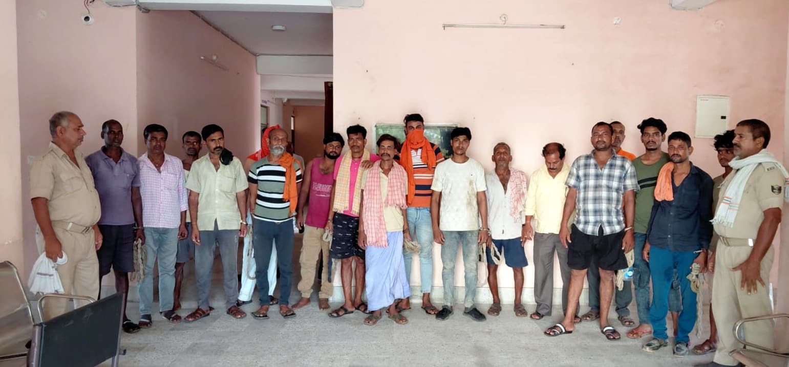 उत्पाद टीम ने शराब पीने के आरोप में 18 लोगों को किया गिरफ्तार