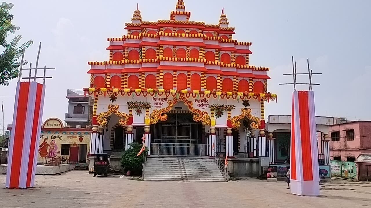 नवरात्र को लेकर दुर्गा मंदिरों की हो रही सजावट