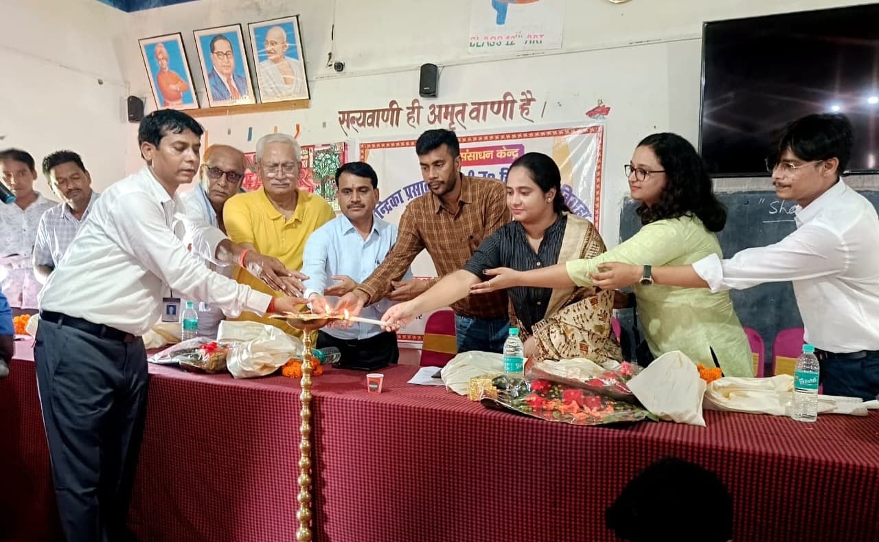 शिक्षक सम्मान संगोष्ठी में 50 शिक्षकों को डीइओ ने किया सम्मानित