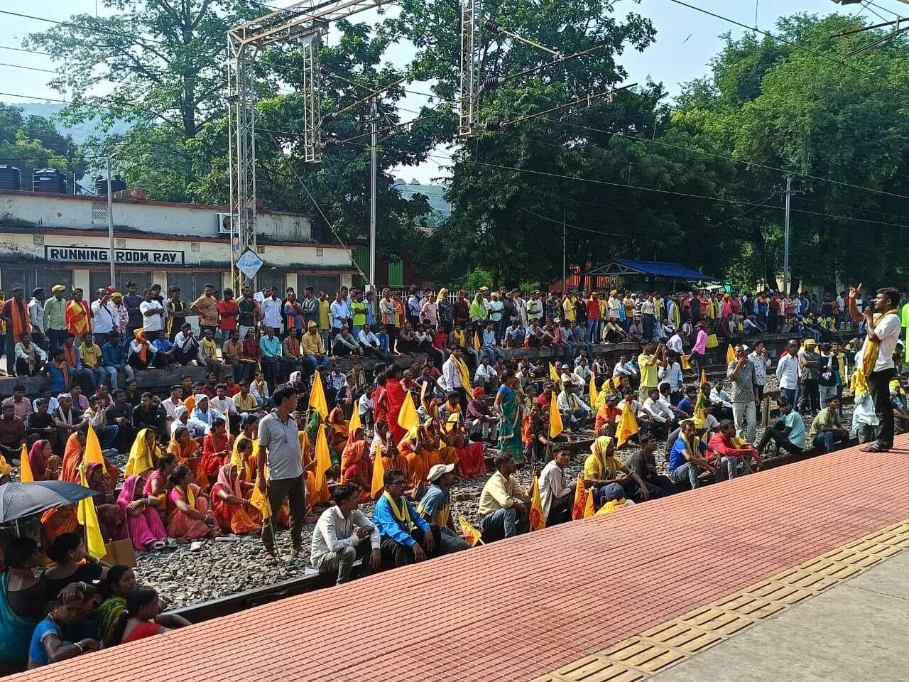 बरकाकाना-बरवाडीह रेल खंड पर ठप रहा ट्रेनों का परिचालन