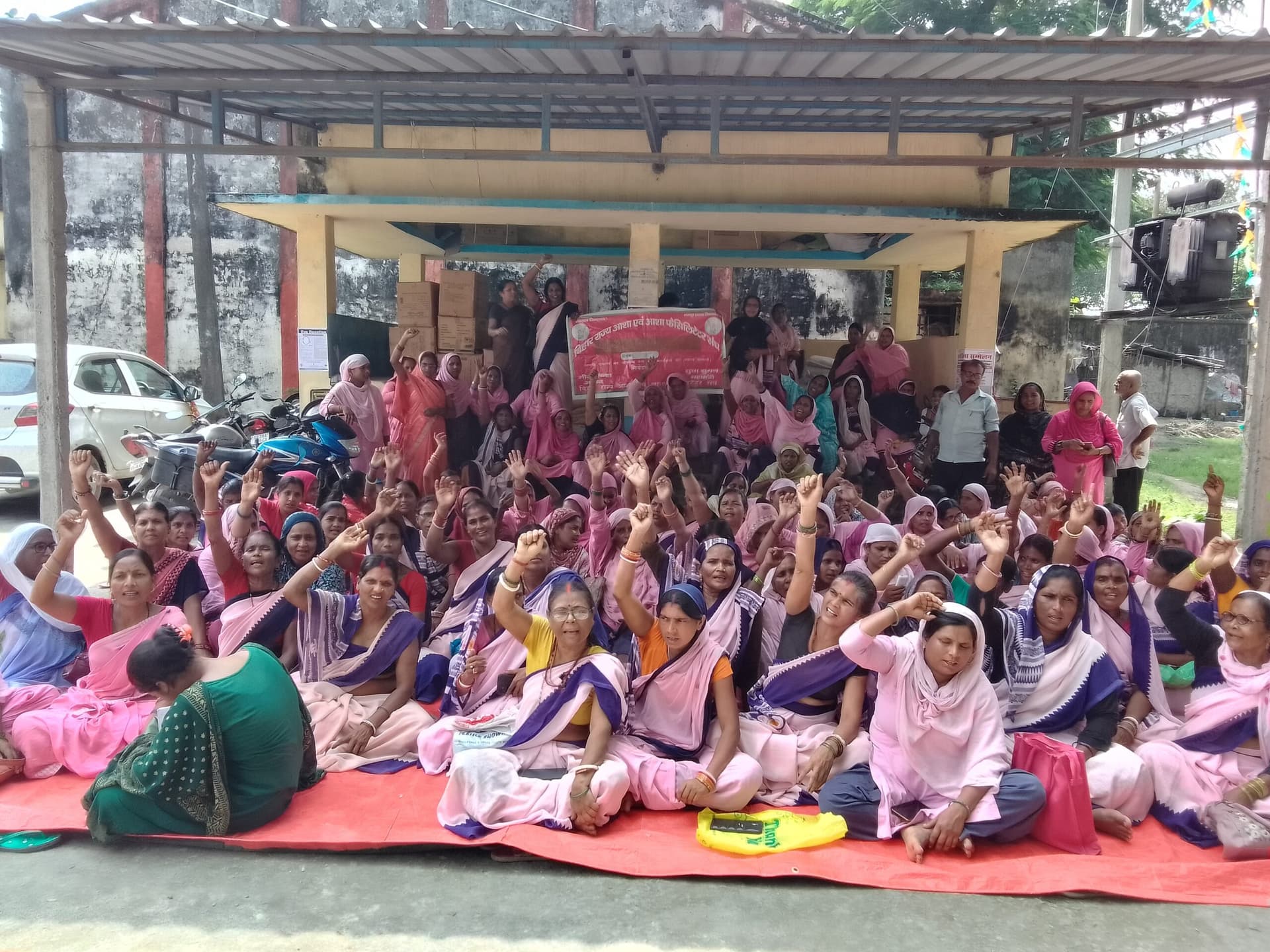 आशा व आशा फैसिलिटेटर संघ ने दिया धरना