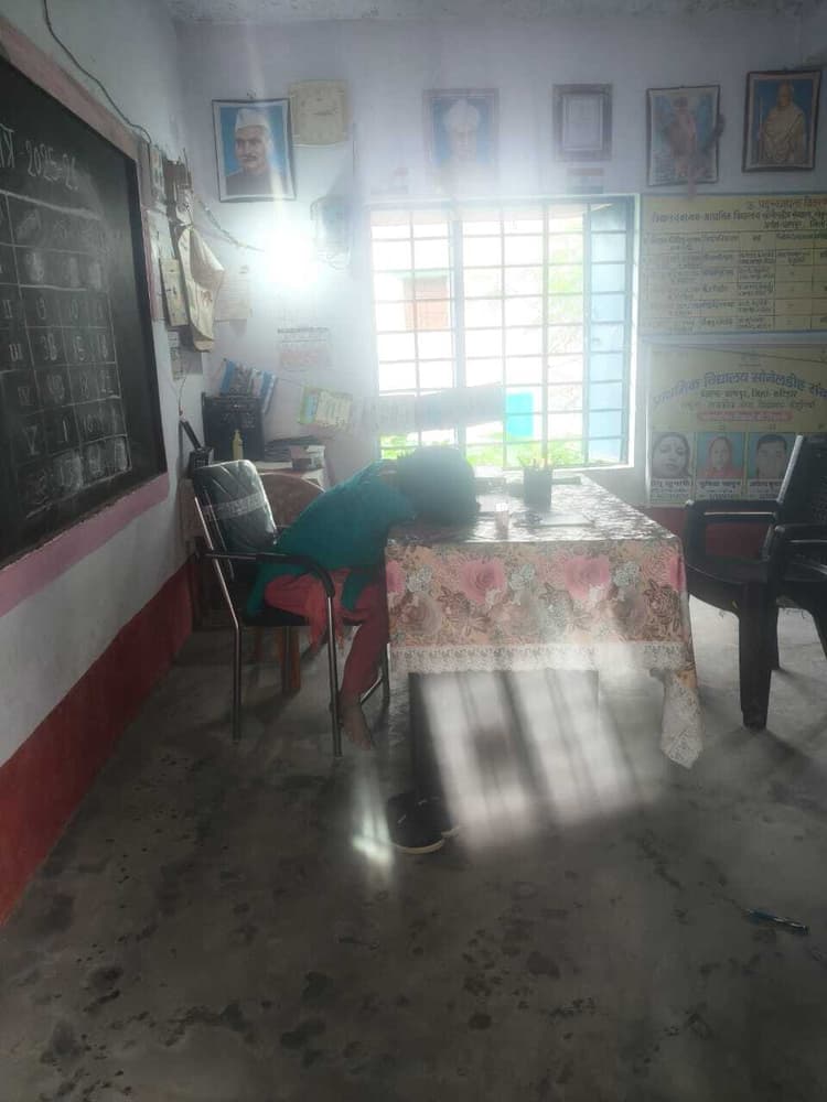 कक्ष में सोती प्रधानाध्यापक का फोटो वायरल, कार्रवाई की मांग