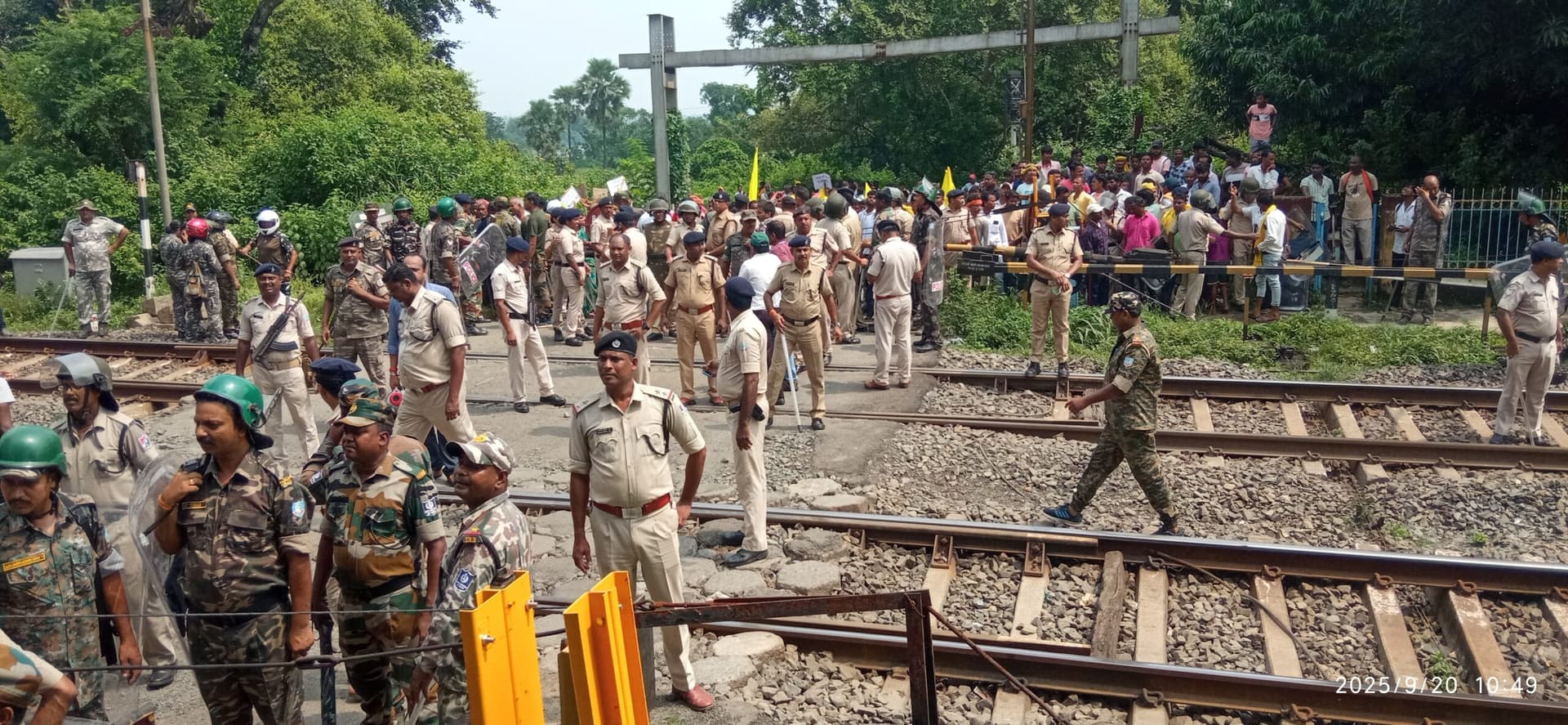 बैरिकेडिंग तोड़कर रेलवे ट्रैक पर आये प्रदर्शनकारी, 20 लिये गये हिरासत में