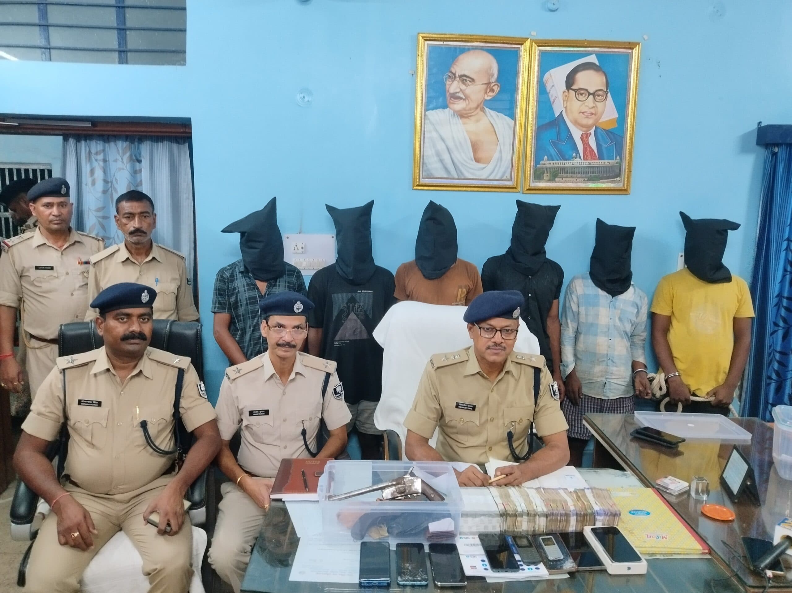 सीएसपी संचालक से 13 लाख रुपये की लूट, भागने के दौरान एक ग्रामीण की हुई मौत