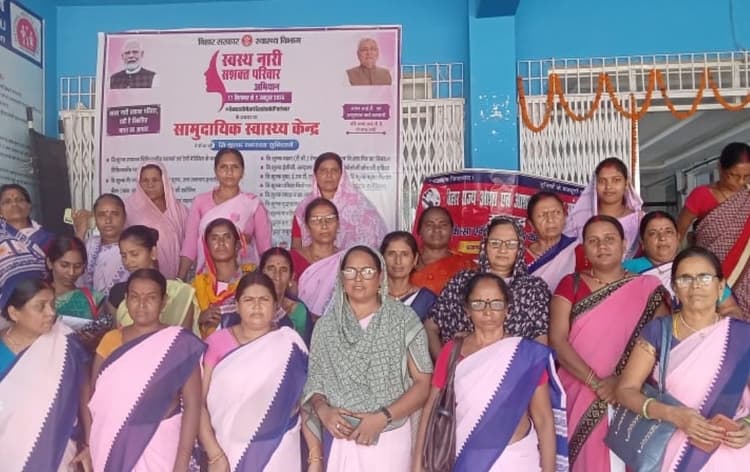 शंभुगंज सीएचसी के गेट पर आशा ने अपनी मांगों को लेकर किया धरना-प्रदर्शन