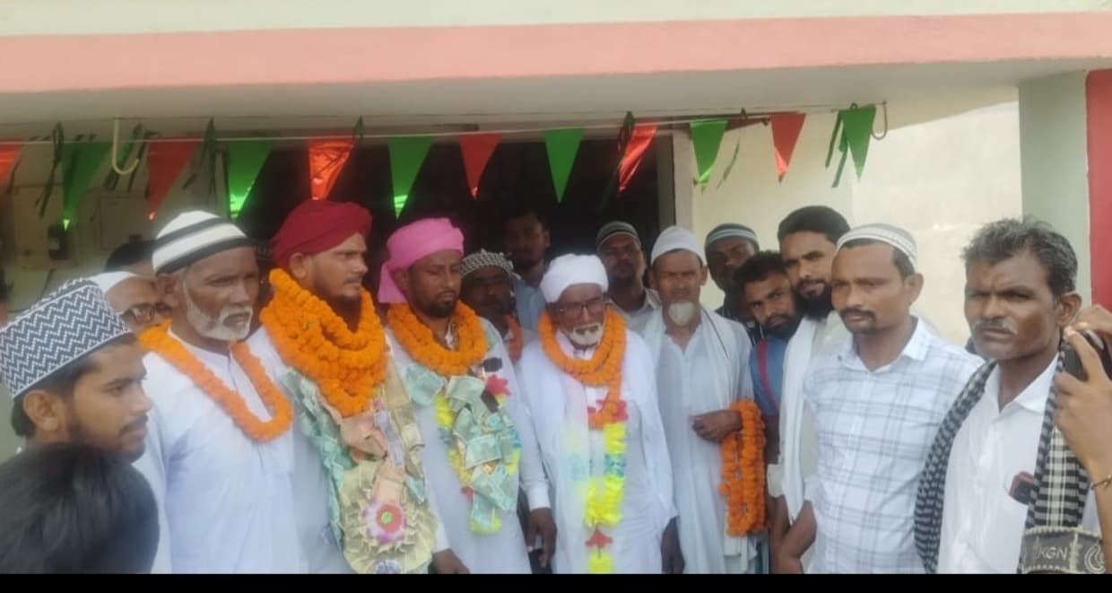 उमराह पर जा रहे लोगों को फूल माला पहनाकर किया रवाना