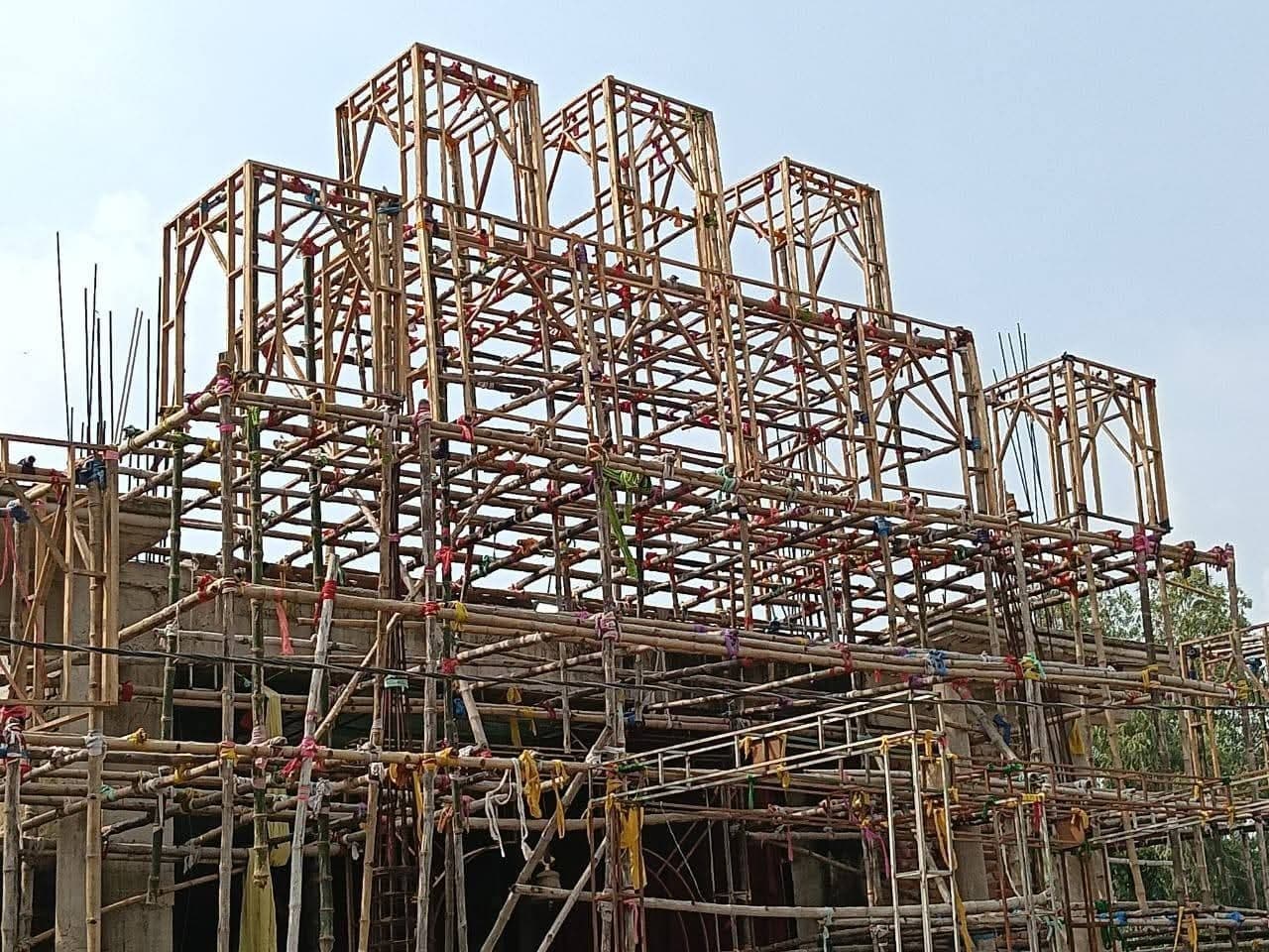 Madhubani News : शारदीय नवरात्र : पंडालों का किया जा रहा निर्माण, कलश स्थापन कल