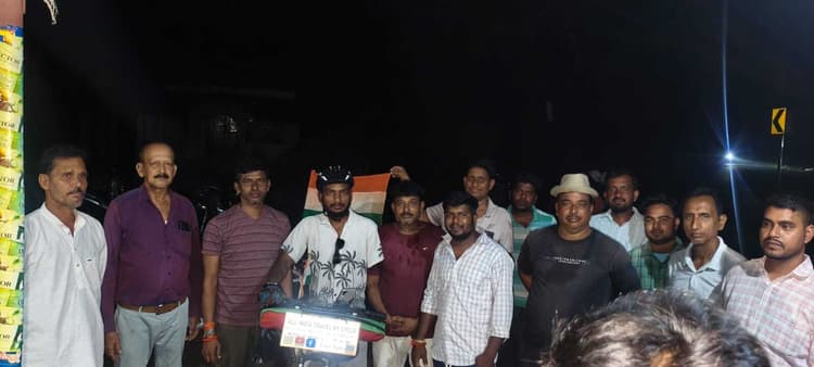 साइकिल से देश की यात्रा कर रहा दिव्यांग युवक पहुंचा सारठ