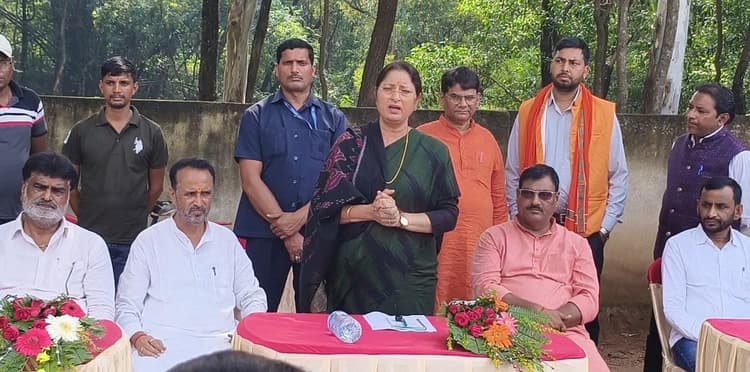 Giridih News :बारासोली में एक पेड़ मां के नाम कार्यक्रम में शामिल हुईं अन्नपूर्णा