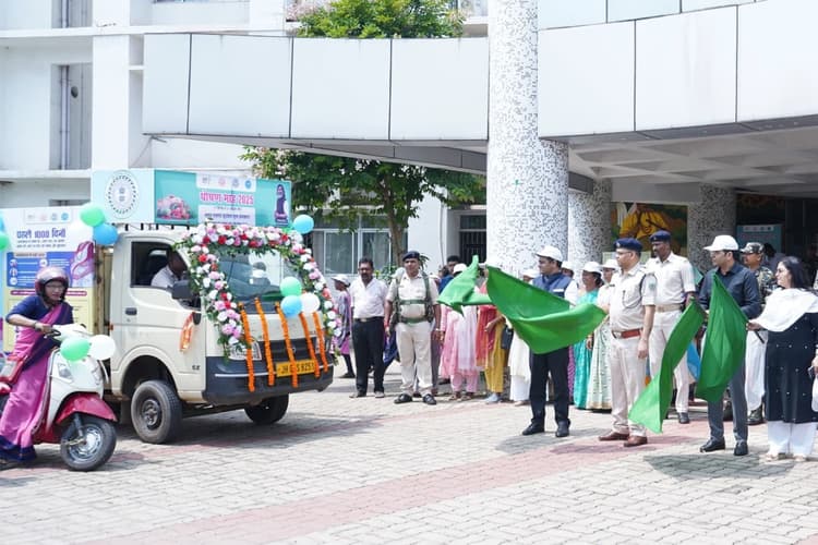 Chaibasa News : पोषण रथ को डीसी-एसपी ने हरी झंडी दिखाकर रवाना किया