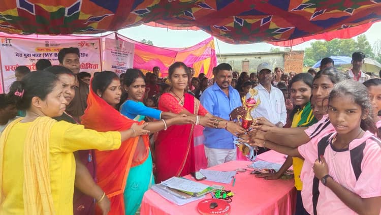 Giridih News :प्रखंड स्तरीय खेल प्रतियोगिता में विजेता हुए सम्मानित