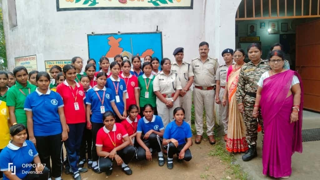 Giridih News :कस्तूरबा विद्यालय की छात्राओं को दी गयी साइबर सुरक्षा की जानकारी