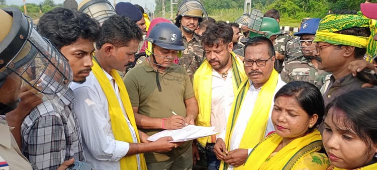 East Singhbhum News : हरमोहन महतो ट्रैक खाली करने को राजी हो गये, फणिभूषण व लालटू नहीं माने