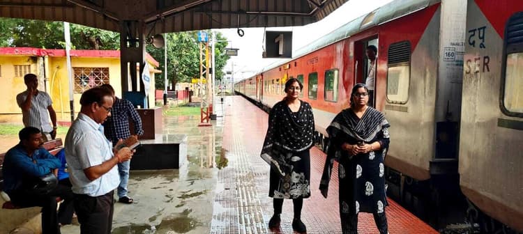 East Singhbhum News : घाटशिला में दुरंतो समेत कई ट्रेनें खड़ी रहीं, परेशान यात्रियों को बसों का लेना पड़ा सहारा