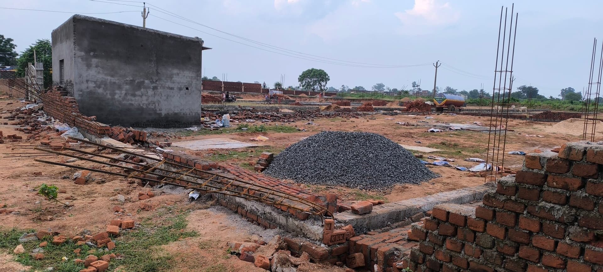 Giridih News :जमीन को ले भू-माफियाओं के दो गुटों में मारपीट व तोड़फोड़