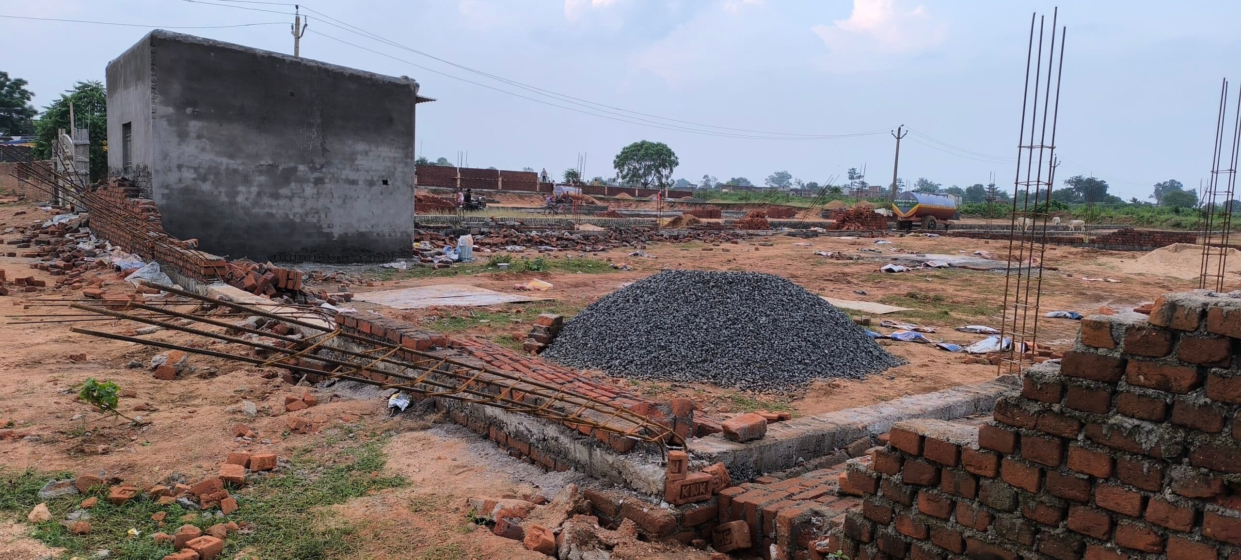 Giridih News :जमीन को ले भू-माफियाओं के दो गुटों में मारपीट व तोड़फोड़